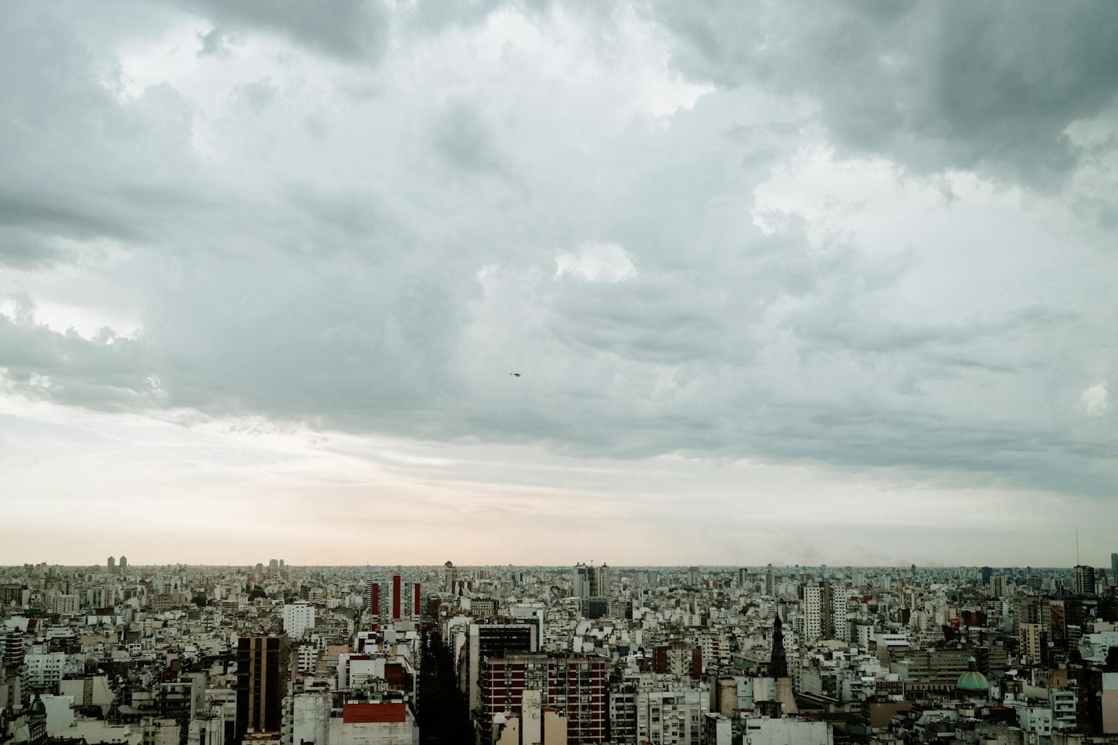 Vista aérea del Obelisco y la avenida 9 de Julio en la Ciudad de Buenos Aires